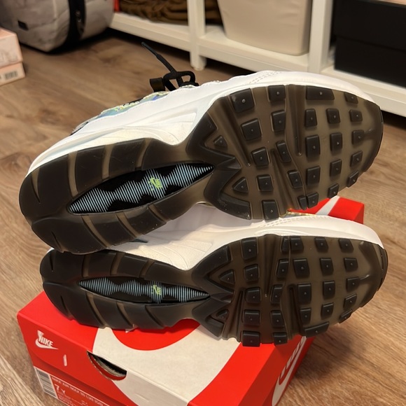 Nike Air Max 95 LV8 in White/Blue/Glaze Black - Picture 11 of 13